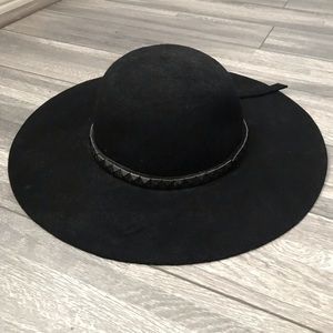 Wool Floppy hat with stud detail.